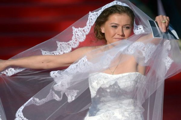 Актриса вышла на красную дорожку в свадебном платье