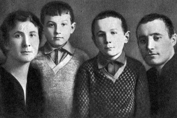 Зоя Космодемьянская в детстве со своими родителями и братом