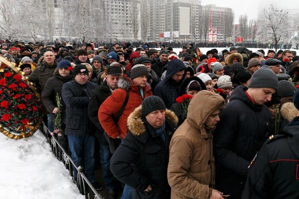 На похоронах присутствовало большое количество людей