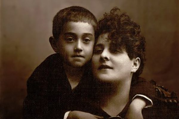 Виктор Драгунский в детстве со своей мамой