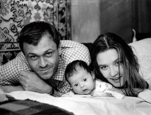 С мужем Владимиром Меньшовым и маленькой дочерью