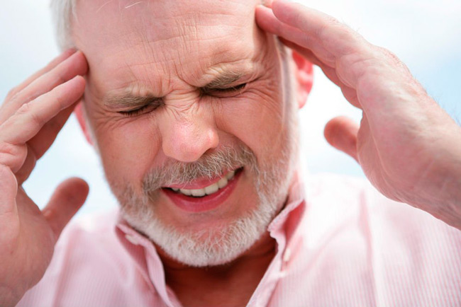 Менингит сопровождается головной болью и другими симптомами