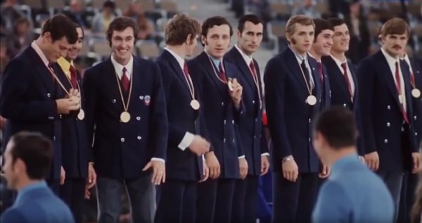Сборная СССР по баскетболу на олимпийском пьедестале (крайний слева Паулаускас)