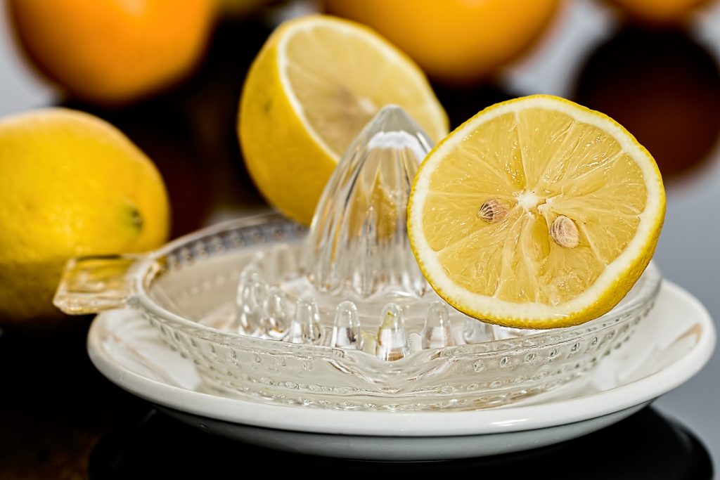 Лимон и лимонная кислота - незаменимые помощники в борьбе с винными пятнами