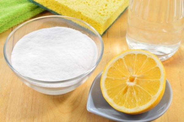Лимонный сок и сода для очищения сковороды