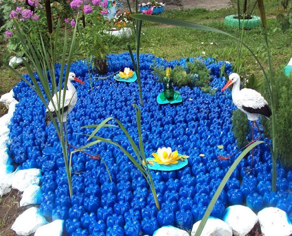 Декоративный пруд из пластиковых бутылок своими руками