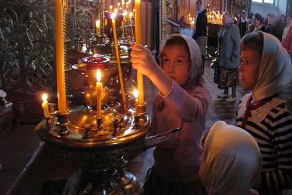 На Духов день нужно поставить свечу в церкви