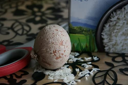 Нанесение риса на яйцо