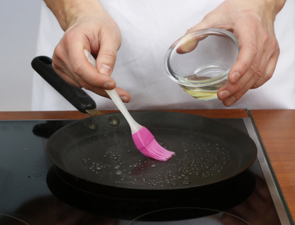 Перед использованием сковороду нужно смазать подсолнечным масло