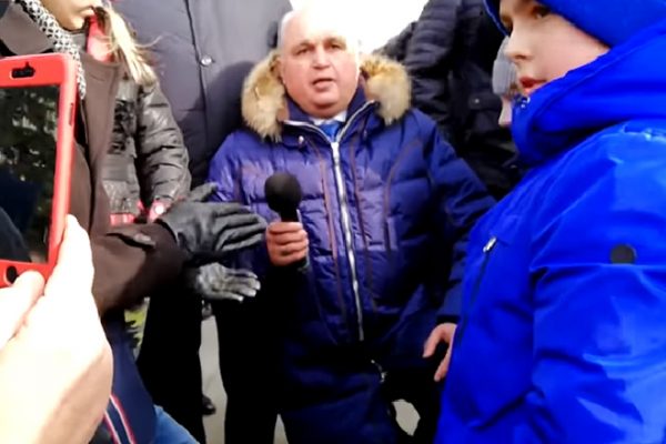 Вице-губернатор Кемеровской области встал на колени и попросил прощение за случившуюся трагедию