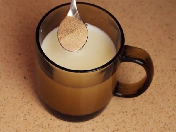 В молоко добавить дрожжи