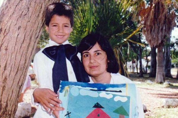 Луис Суарес в детстве со своей мамой