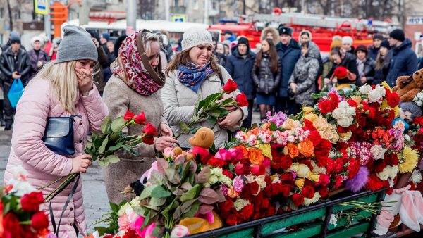 Жители Кемерово приносят живые цветы и мягкие игрушки на место случившейся трагедии