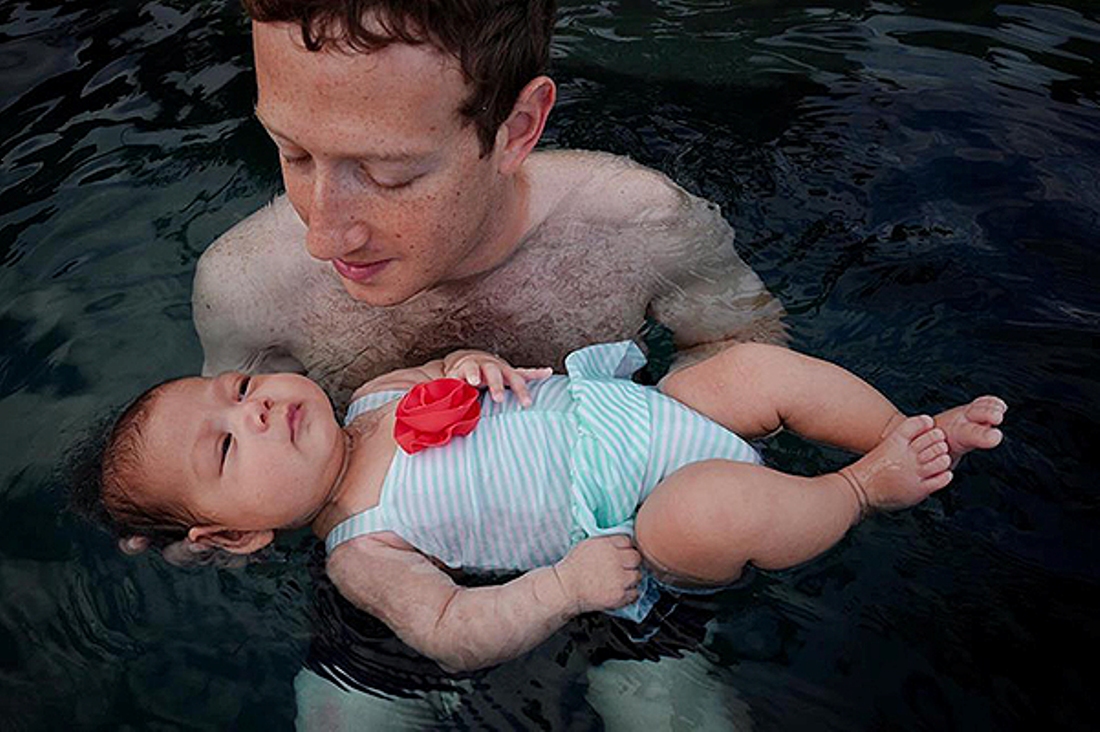 Марк Цукерберг искупал небольшую дочь в бассейне