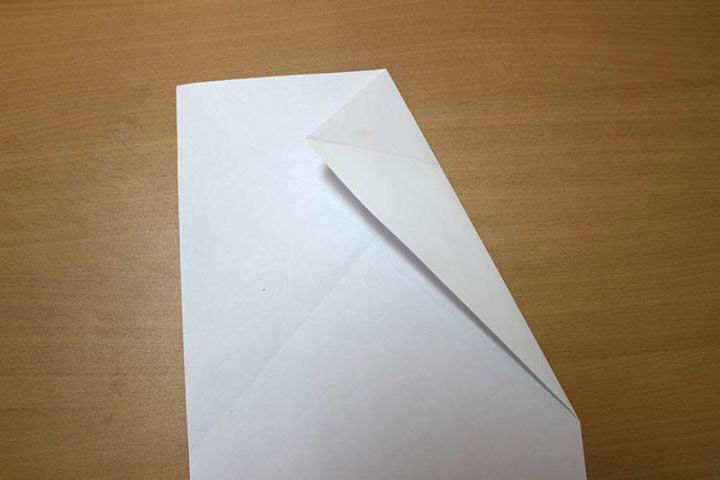 как сделать из бумаги самолет который летает 100 метров