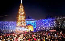 Новый год на Дворцовой площади встречают тысячи людей