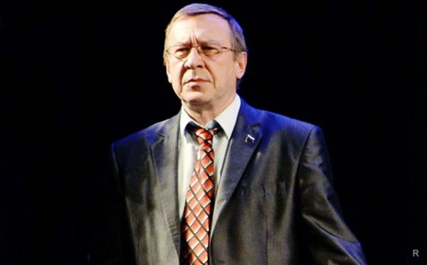Актер на сцене театра