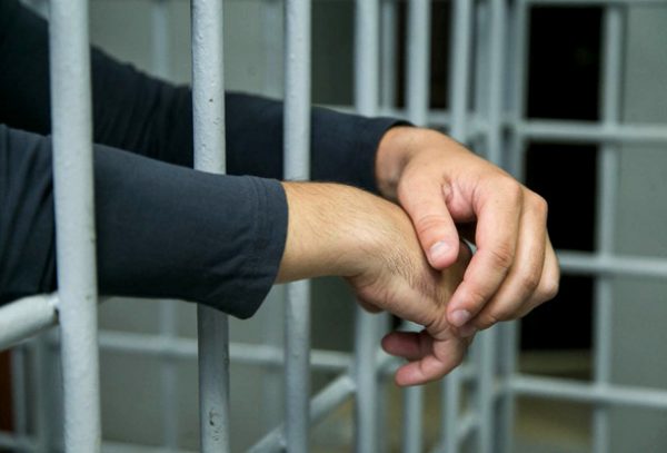В закон под амнистию не подпадают люди с пожизненным сроком и террористы