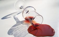 Пятно от пролитого красного вина - не повод расстраиваться. Как вывести пятна от красного вина, расскажет эта статья