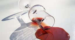 Пятно от пролитого красного вина - не повод расстраиваться. Как вывести пятна от красного вина, расскажет эта статья
