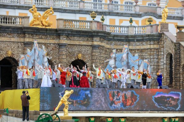 Праздничный концерт в честь открытия фонтанов в Петергофе