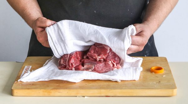 Порезать мясо на куски 