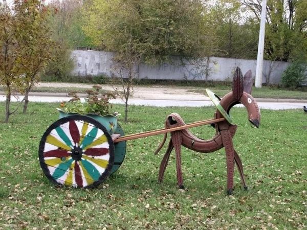 Клумба в виде ослика
