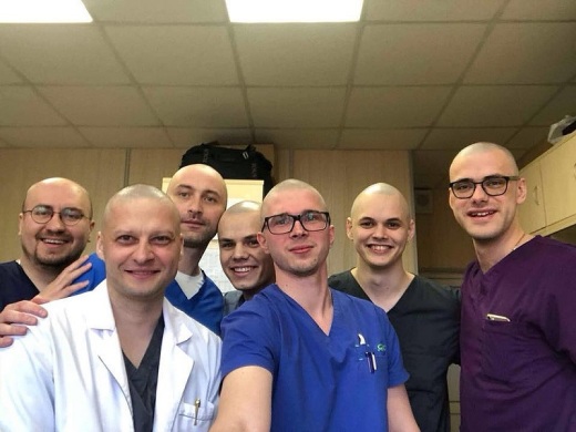 Коллеги Андрея по работе поддержали его и побрились налысо