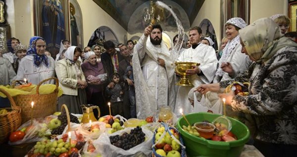 Освящение яблок в церкви