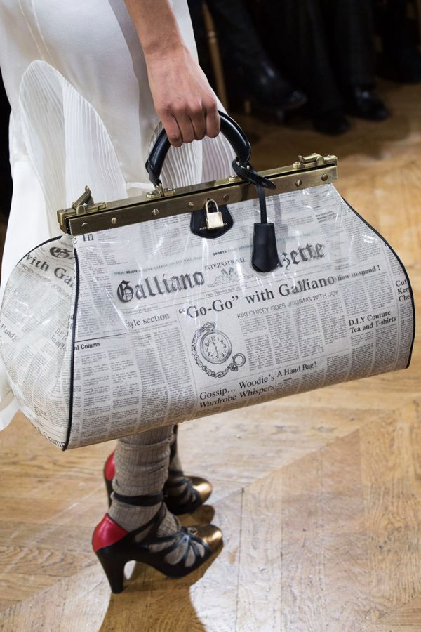Модная сумочка с газетными принтами