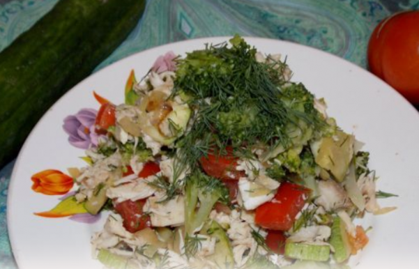 Салат с курицей и помидорами