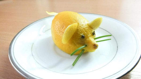 Желтая мышь из фруктов