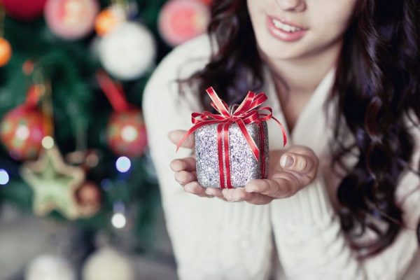 Что подарить друзьям на Новый год 2019: идеи подарков