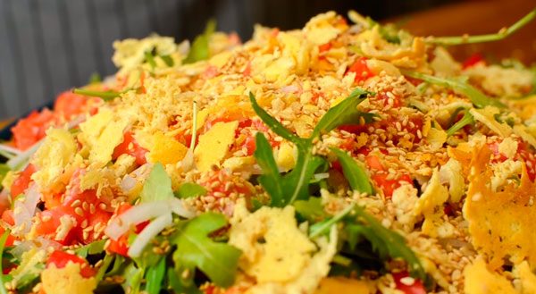 Салат с семгой, рукколой и пармезаном