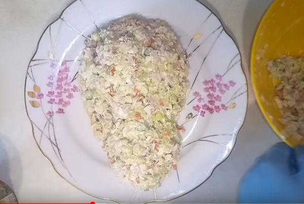 Выкладываем салат на тарелку