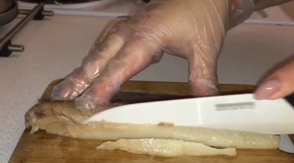 Нарезаем селедку