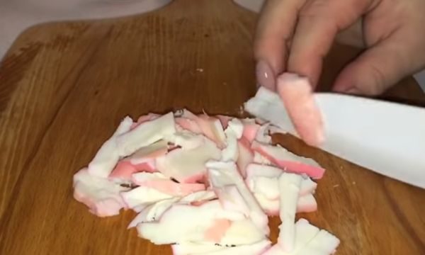 Кальмара нарезаем