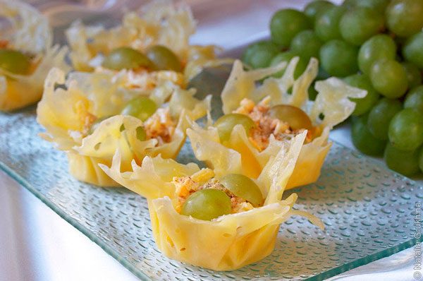 Сырная корзинка с виноградом и фисташками