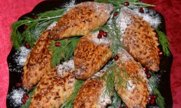 Шишки на ветви праздничной елки