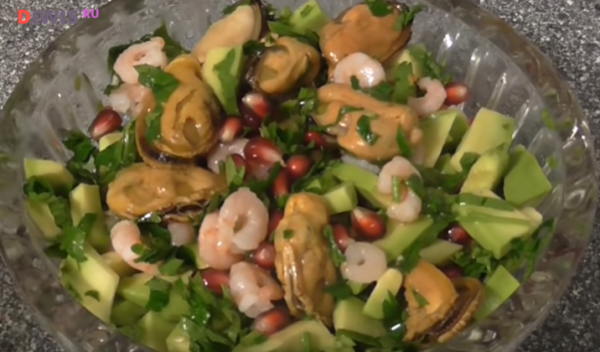 Салаты из морепродуктов на Новый год 2019 - вкусные и простые
