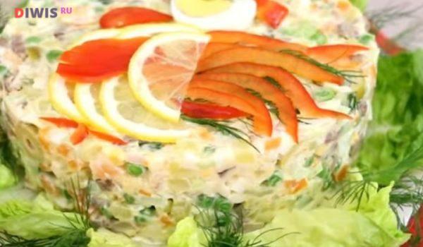 Салат "Оливье по-царски" с говяжьим языком, креветками, зелёным горошком