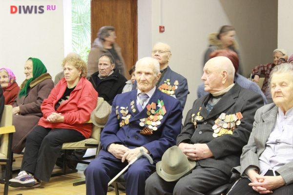 В период до Дня Победы школьники и волонтеры посещают дома ветеранов