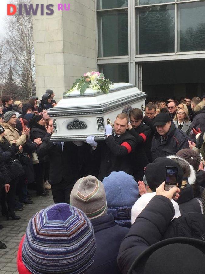 Фото с похорон Юлии Началовой