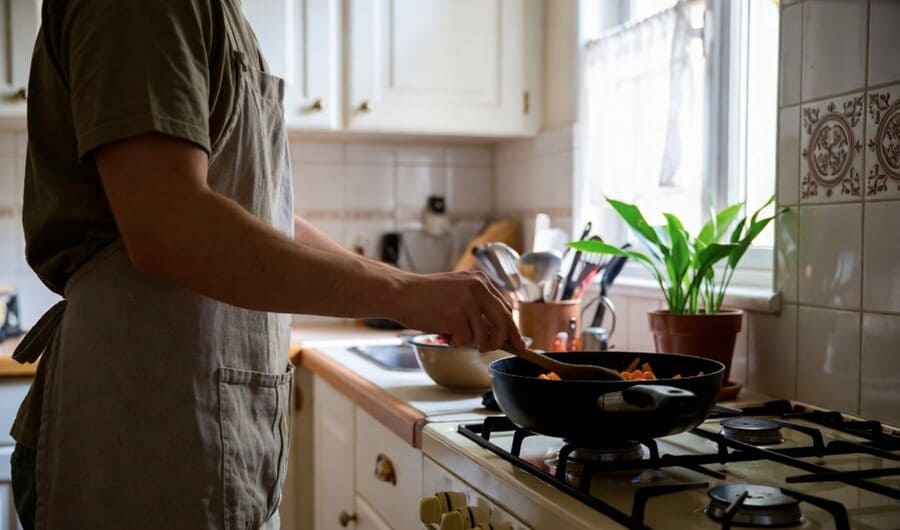Профессионалы жарят небольшими порциями.