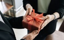 Подарок ребенку сотрудника