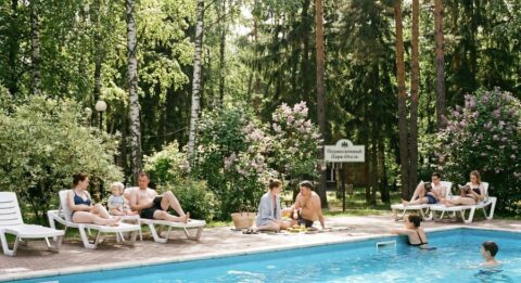 Семья с ребёнком отдыхает на территории загородного курорта в Подмосковье