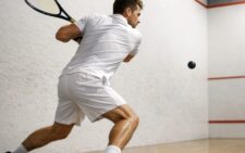 Игрок в сквош отрабатывает удары