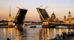 Летний вечер на набережной Санкт-Петербурга в период белых ночей