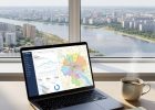 Рабочий стол SEO-специалиста в светлом кабинете