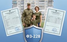 Военнослужащий в форме и его семья на фоне многоквартирного дома